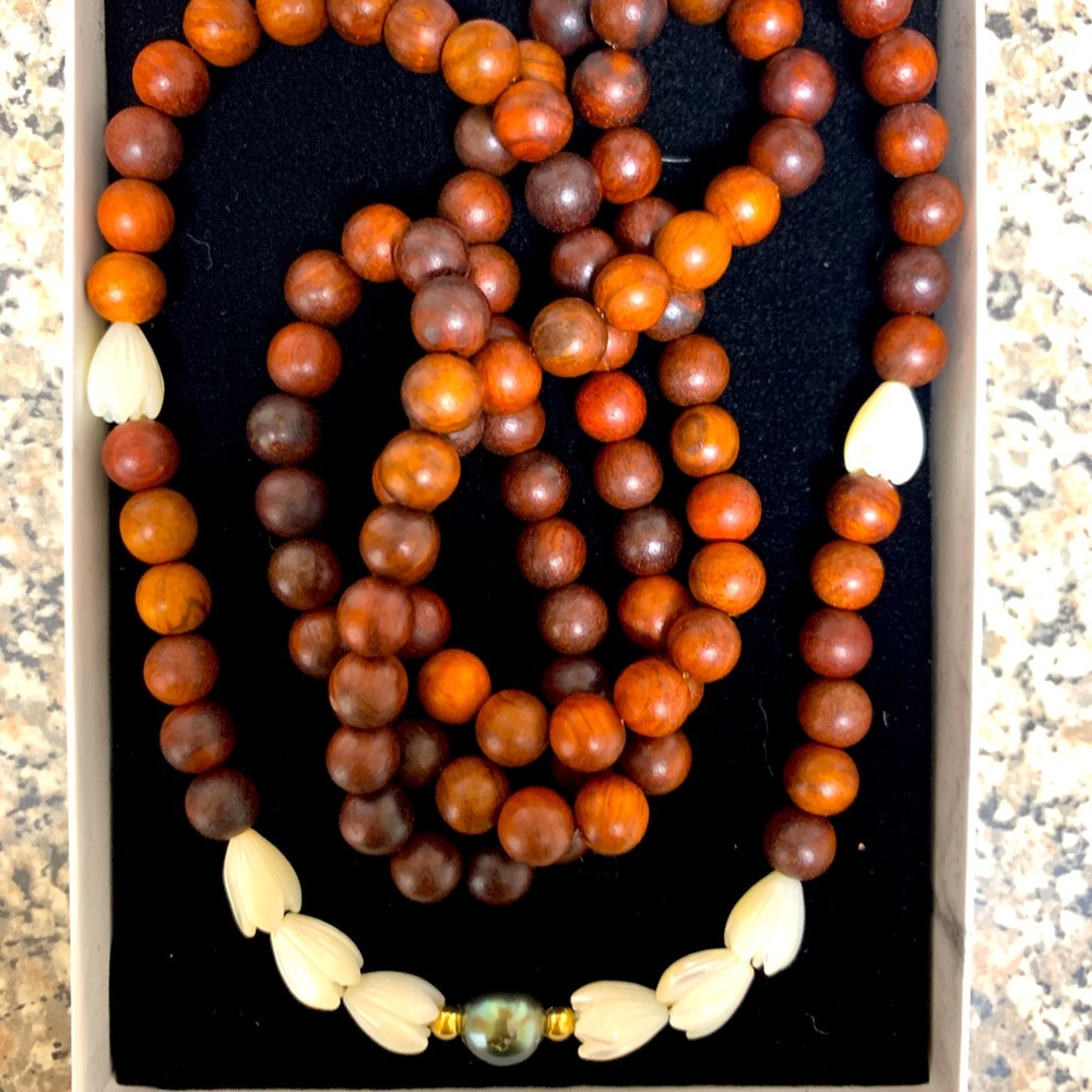 ‘Iliahi (sandalwood)necklace 8 mother of pearl Pikake beads, Tahitian pearl.